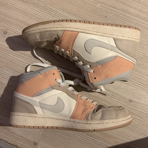 Jordan 1 Mids - Picture 3 of 4